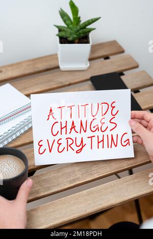 La scrittura che mostra l'atteggiamento del testo cambia tutto. Idea di business comportamento positivo raggiungere l'obiettivo aziendale Foto Stock
