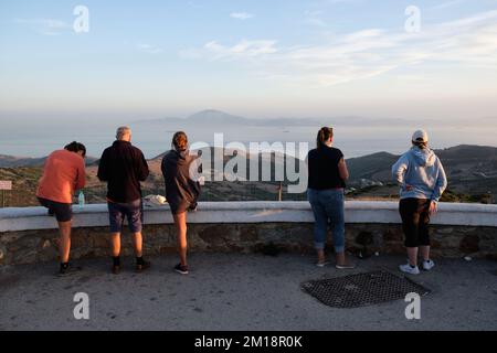 La gente al punto di vista dello stretto di Gibilterra, collega l'Oceano Atlantico al Mar Mediterraneo. Foto Stock