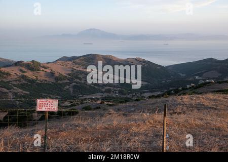Lo stretto di Gibilterra, collega l'Oceano Atlantico al Mar Mediterraneo e separa la penisola iberica in Europa dal Marocco in Africa. Foto Stock