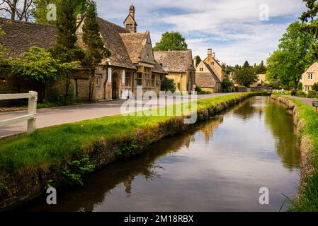 Il fiume Eye scorre attraverso il villaggio Cotswold di Lower Slaughter in Inghilterra. Foto Stock