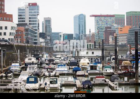 11 dicembre 2022, Renania settentrionale-Vestfalia, Düsseödorf: Vista del porto turistico di Düsseldorf sul triste terzo dell'Avvento. Foto: Thomas Banneyer/dpa Foto Stock