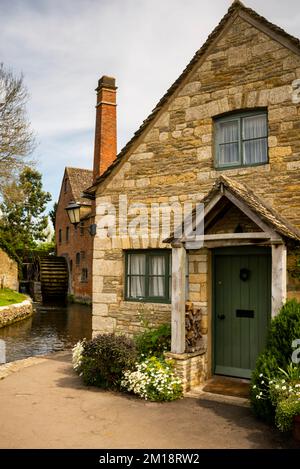 Ruota d'acqua sotto tiro e camino al 19th ° secolo inferiore macello Mill in macellazione inferiore, Cotswold Foto Stock