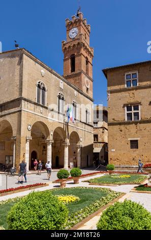 Pienza, Provincia di Siena, Toscana, Italia. Il Palazzo Comunale in Piazza Pio II Pienza è patrimonio dell'umanità dell'UNESCO. Foto Stock