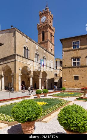 Pienza, Provincia di Siena, Toscana, Italia. Il Palazzo Comunale in Piazza Pio II Pienza è patrimonio dell'umanità dell'UNESCO. Foto Stock