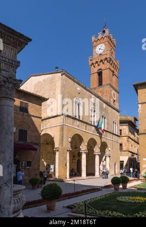 Pienza, Provincia di Siena, Toscana, Italia. Il Palazzo Comunale in Piazza Pio II Pienza è patrimonio dell'umanità dell'UNESCO. Foto Stock