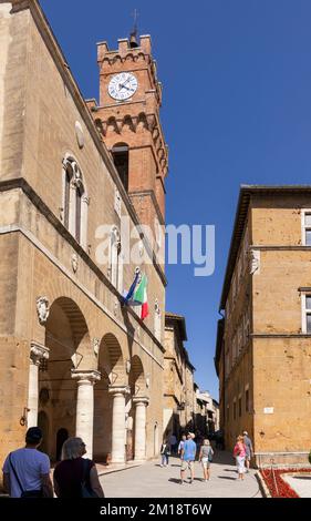 Pienza, Provincia di Siena, Toscana, Italia. Il Palazzo Comunale in Piazza Pio II Pienza è patrimonio dell'umanità dell'UNESCO. Foto Stock