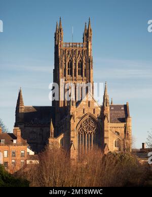 La magnifica Cattedrale di Worcester Anglicana sulle rive del fiume Severn, Inghilterra, è bagnata dal sole invernale. Foto Stock