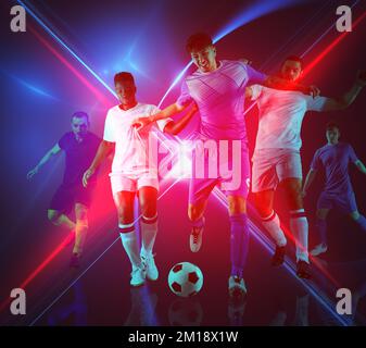 I giocatori di calcio giocano con il calcio in una partita Foto Stock