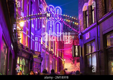 LONDRA, Regno Unito - 10th DICEMBRE 2022: Foubert's Street a Londra a Natale. Mostrando le decorazioni e la folla di persone. Foto Stock