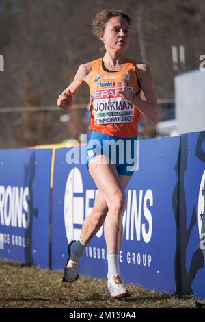 TORINO, ITALIA - DICEMBRE 11: Silke Jonkman dei Paesi Bassi gareggia nella Senior Women Race durante i Campionati europei di fondo il 11 Dicembre 2022 a Torino (Foto di Federico Tarito/BSR Agency) Credit: BSR Agency/Alamy Live News Foto Stock