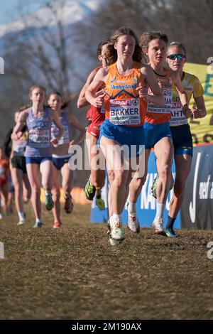 TORINO, ITALIA - 11 DICEMBRE: Veerle Bakker dei Paesi Bassi e Silke Jonkman dei Paesi Bassi in gara per la Senior Women Race durante i Campionati europei di fondo il 11 dicembre 2022 a Torino (Foto di Federico Tarito/BSR Agency) Credit: BSR Agency/Alamy Live News Foto Stock