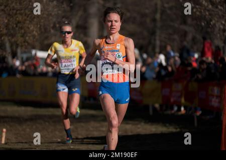 TORINO, ITALIA - DICEMBRE 11: Silke Jonkman dei Paesi Bassi gareggia nella Senior Women Race durante i Campionati europei di fondo il 11 Dicembre 2022 a Torino (Foto di Federico Tarito/BSR Agency) Credit: BSR Agency/Alamy Live News Foto Stock