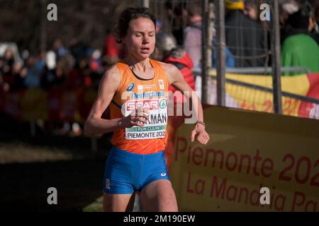 TORINO, ITALIA - DICEMBRE 11: Silke Jonkman dei Paesi Bassi gareggia nella Senior Women Race durante i Campionati europei di fondo il 11 Dicembre 2022 a Torino (Foto di Federico Tarito/BSR Agency) Credit: BSR Agency/Alamy Live News Foto Stock