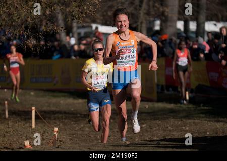 TORINO, ITALIA - DICEMBRE 11: Silke Jonkman dei Paesi Bassi gareggia nella Senior Women Race durante i Campionati europei di fondo il 11 Dicembre 2022 a Torino (Foto di Federico Tarito/BSR Agency) Credit: BSR Agency/Alamy Live News Foto Stock