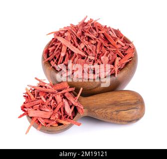 Scaglie di incenso di legno di sandalo rosso in ciotola e cucchiaio di legno, isolato su fondo bianco. Sanderswood, rubicy o saunders rosso Foto Stock