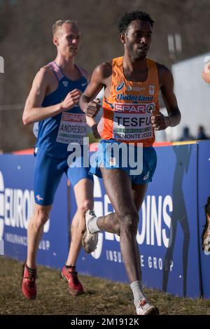 TORINO, ITALIA - DICEMBRE 11: Filmon Tesfu dei Paesi Bassi che gareggia alla gara Senior Men durante i Campionati europei di fondo il 11 Dicembre 2022 a Torino (Foto di Federico Tarito/Agenzia BSR) Credit: BSR Agency/Alamy Live News Foto Stock