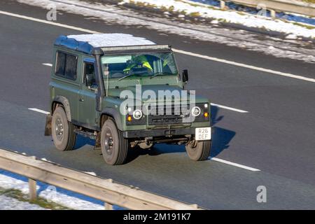 2010 Land Rover Defender 90 XS SW SWB station Wagon 2402cc Diesel; vetture ghiacciate in una fredda mattinata invernale. Inverno basse temperature con gelo a dicembre e condizioni di guida fredde sull'autostrada M61, Regno Unito Foto Stock