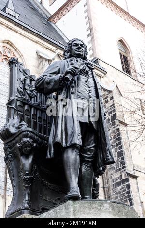 Lipsia Germania 12-10-2021 Monumento del famoso compositore Johann Sebastian Bach di fronte alla Thomaskirche Foto Stock