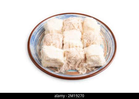 tradizionale pishmanie di dolci arabi isolato su sfondo bianco. vista laterale, primo piano. Foto Stock