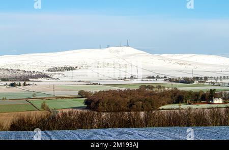 Dundee, Tayside, Scozia, Regno Unito. 11th Dec, 2022. UK Weather: Il nord-est della Scozia sta vivendo il sole di dicembre, con alti intorno a 3°C. Durante la notte, nevicate e brina a Tayside hanno causato un significativo accumulo di neve ghiacciata che copre le colline Sidlaw di Dundee e la campagna circostante. Credit: Dundee Photographics/Alamy Live News Foto Stock