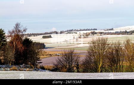 Dundee, Tayside, Scozia, Regno Unito. 11th Dec, 2022. UK Weather: Il nord-est della Scozia sta vivendo il sole di dicembre, con alti intorno a 3°C. Durante la notte, nevicate e brina a Tayside hanno causato un significativo accumulo di neve ghiacciata che copre le colline Sidlaw di Dundee e la campagna circostante. Credit: Dundee Photographics/Alamy Live News Foto Stock