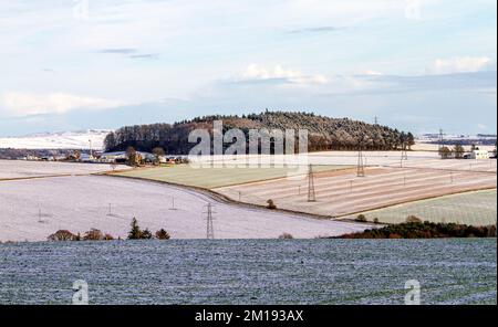 Dundee, Tayside, Scozia, Regno Unito. 11th Dec, 2022. UK Weather: Il nord-est della Scozia sta vivendo il sole di dicembre, con alti intorno a 3°C. Durante la notte, nevicate e brina a Tayside hanno causato un significativo accumulo di neve ghiacciata che copre le colline Sidlaw di Dundee e la campagna circostante. Credit: Dundee Photographics/Alamy Live News Foto Stock