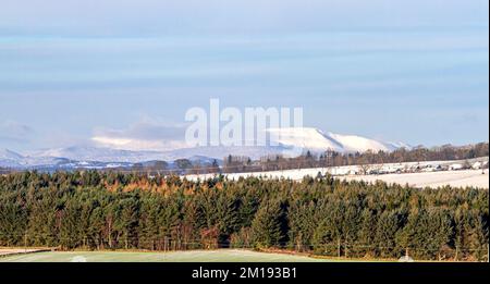 Dundee, Tayside, Scozia, Regno Unito. 11th Dec, 2022. UK Weather: Il nord-est della Scozia sta vivendo il sole di dicembre, con alti intorno a 3°C. Durante la notte, nevicate e brina a Tayside hanno causato un significativo accumulo di neve ghiacciata che copre le colline Sidlaw di Dundee e la campagna circostante. Credit: Dundee Photographics/Alamy Live News Foto Stock