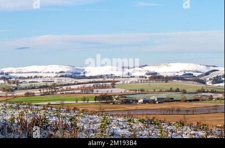 Dundee, Tayside, Scozia, Regno Unito. 11th Dec, 2022. UK Weather: Il nord-est della Scozia sta vivendo il sole di dicembre, con alti intorno a 3°C. Durante la notte, nevicate e brina a Tayside hanno causato un significativo accumulo di neve ghiacciata che copre le colline Sidlaw di Dundee e la campagna circostante. Credit: Dundee Photographics/Alamy Live News Foto Stock