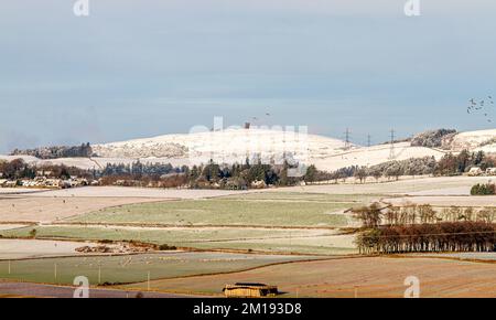 Dundee, Tayside, Scozia, Regno Unito. 11th Dec, 2022. UK Weather: Il nord-est della Scozia sta vivendo il sole di dicembre, con alti intorno a 3°C. Durante la notte, nevicate e brina a Tayside hanno causato un significativo accumulo di neve ghiacciata che copre le colline Sidlaw di Dundee e la campagna circostante. Credit: Dundee Photographics/Alamy Live News Foto Stock
