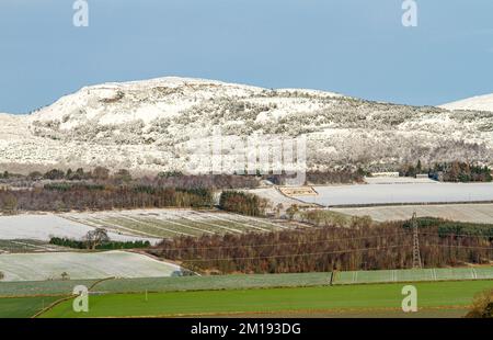 Dundee, Tayside, Scozia, Regno Unito. 11th Dec, 2022. UK Weather: Il nord-est della Scozia sta vivendo il sole di dicembre, con alti intorno a 3°C. Durante la notte, nevicate e brina a Tayside hanno causato un significativo accumulo di neve ghiacciata che copre le colline Sidlaw di Dundee e la campagna circostante. Credit: Dundee Photographics/Alamy Live News Foto Stock