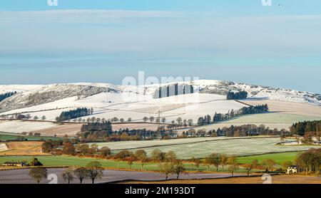 Dundee, Tayside, Scozia, Regno Unito. 11th Dec, 2022. UK Weather: Il nord-est della Scozia sta vivendo il sole di dicembre, con alti intorno a 3°C. Durante la notte, nevicate e brina a Tayside hanno causato un significativo accumulo di neve ghiacciata che copre le colline Sidlaw di Dundee e la campagna circostante. Credit: Dundee Photographics/Alamy Live News Foto Stock