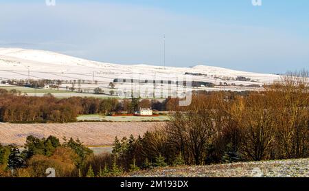 Dundee, Tayside, Scozia, Regno Unito. 11th Dec, 2022. UK Weather: Il nord-est della Scozia sta vivendo il sole di dicembre, con alti intorno a 3°C. Durante la notte, nevicate e brina a Tayside hanno causato un significativo accumulo di neve ghiacciata che copre le colline Sidlaw di Dundee e la campagna circostante. Credit: Dundee Photographics/Alamy Live News Foto Stock