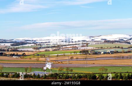 Dundee, Tayside, Scozia, Regno Unito. 11th Dec, 2022. UK Weather: Il nord-est della Scozia sta vivendo il sole di dicembre, con alti intorno a 3°C. Durante la notte, nevicate e brina a Tayside hanno causato un significativo accumulo di neve ghiacciata che copre le colline Sidlaw di Dundee e la campagna circostante. Credit: Dundee Photographics/Alamy Live News Foto Stock