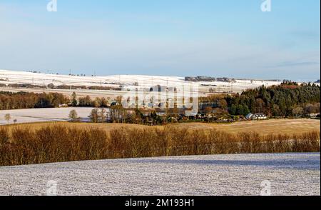 Dundee, Tayside, Scozia, Regno Unito. 11th Dec, 2022. UK Weather: Il nord-est della Scozia sta vivendo il sole di dicembre, con alti intorno a 3°C. Durante la notte, nevicate e brina a Tayside hanno causato un significativo accumulo di neve ghiacciata che copre le colline Sidlaw di Dundee e la campagna circostante. Credit: Dundee Photographics/Alamy Live News Foto Stock