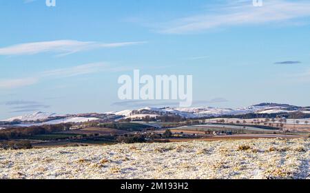 Dundee, Tayside, Scozia, Regno Unito. 11th Dec, 2022. UK Weather: Il nord-est della Scozia sta vivendo il sole di dicembre, con alti intorno a 3°C. Durante la notte, nevicate e brina a Tayside hanno causato un significativo accumulo di neve ghiacciata che copre le colline Sidlaw di Dundee e la campagna circostante. Credit: Dundee Photographics/Alamy Live News Foto Stock