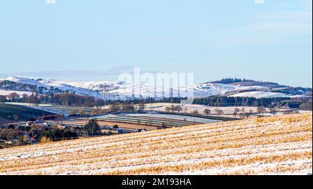 Dundee, Tayside, Scozia, Regno Unito. 11th Dec, 2022. UK Weather: Il nord-est della Scozia sta vivendo il sole di dicembre, con alti intorno a 3°C. Durante la notte, nevicate e brina a Tayside hanno causato un significativo accumulo di neve ghiacciata che copre le colline Sidlaw di Dundee e la campagna circostante. Credit: Dundee Photographics/Alamy Live News Foto Stock