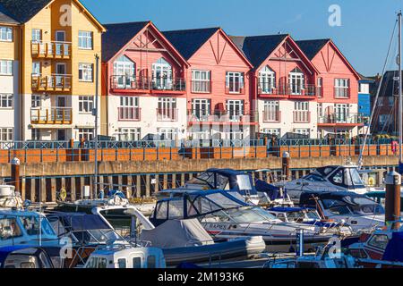 Exmouth marina nella contea di Devon, Regno Unito circondato da edifici di appartamenti colorati Foto Stock