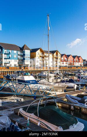 Exmouth marina nella contea di Devon, Regno Unito circondato da edifici di appartamenti colorati Foto Stock