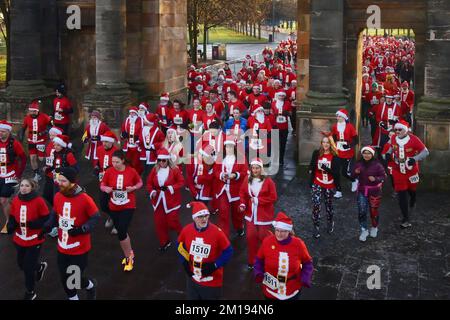 Glasgow Scozia, Regno Unito 11 dicembre 2022. Glasgow Santa Dash a Glasgow Green. credito sst/alamy notizie dal vivo Foto Stock