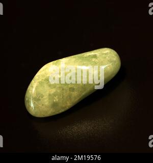 Macro primo piano Fotografia a colori di 'quarzo verde' una gemma di cristallo semi-preziosa usata nella terapia di guarigione del cristallo Foto Stock