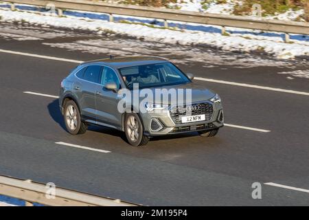 2020 grigio AUDI Q3 S LINE 35 TFSI MHEV S-1 SPORTBACK 1498cc benzina semi-AUTO a 7 velocità; vetture ghiacciate in una fredda mattinata invernale. Inverno basse temperature con gelo a dicembre e condizioni di guida fredde sull'autostrada M61, Regno Unito Foto Stock