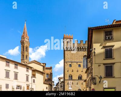 Piazza San Firenze, piazza con antichi palazzi, il Palazzo del Bargello e il campanile della chiesa di Badia Fiorentina, centro di Firenze, Toscana, Italia Foto Stock