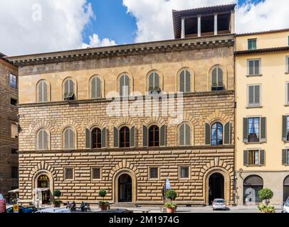 Facciata di Palazzo Gondi, edificio rinascimentale del 15th° secolo in piazza San Firenze, centro di Firenze, regione Toscana, Italia Foto Stock