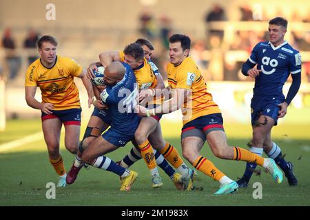 Tom o’Flaherty di sale Sharks (secondo da sinistra) è affrontato da Mike Lowry di Ulster durante la partita di Heineken Champions Cup presso l’AJ Bell Stadium di Salford. Data immagine: Domenica 11 dicembre 2022. Foto Stock