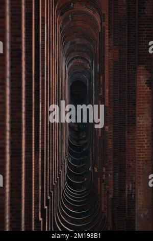 Un colpo verticale di pareti di mattoni di forma ovale, fresco per lo sfondo Foto Stock