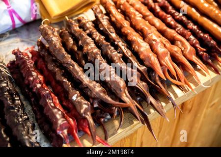 Bancarella del mercato di Kutaisi che vende Churchkhela, una tradizionale cucina georgiana caramella a forma di candela, Georgia Foto Stock