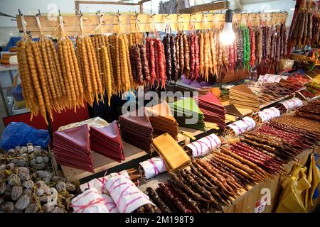 Mercato stallo nel mercato di Kutaisi che vende Churchkhela, una caramella dalla Georgia Foto Stock