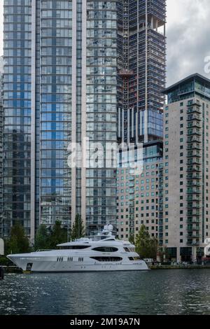 Yacht Reef Chief attraccò, all'estremità meridionale del Bellmouth Passage, di fronte alla Deutsche Bank e ad altri alti edifici a Canary Wharf, Londra, Regno Unito. Foto Stock