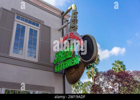 Anaheim, CA, USA – 1 novembre 2022: Un cartello al neon sassofono su un edificio per la Jazz Kitchen di Anaheim, California. Foto Stock