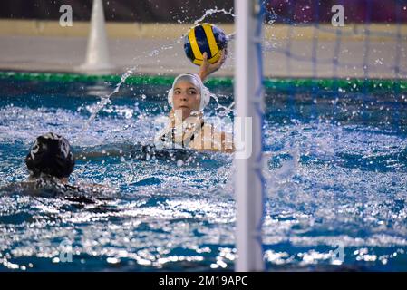 Roma, Italia. 10th Dec, 2022. Chiara RANALLI (SIS Roma) durante la partita SIS Roma vs ZV De Zaan.turno preliminare II della LEN Championship League Women Water Polo .at Polo Aquatico Ostia a Roma, 10 dicembre 2022 (Credit Image: © Roberto Bettacchi/Pacific Press via ZUMA Press Wire) Credit: ZUMA Press, Inc./Alamy Live News Foto Stock